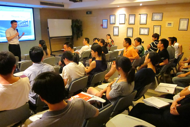 公司技術(shù)內(nèi)部培訓(xùn)講解開關(guān)柜智能操控裝置工作原理實操練習(xí)